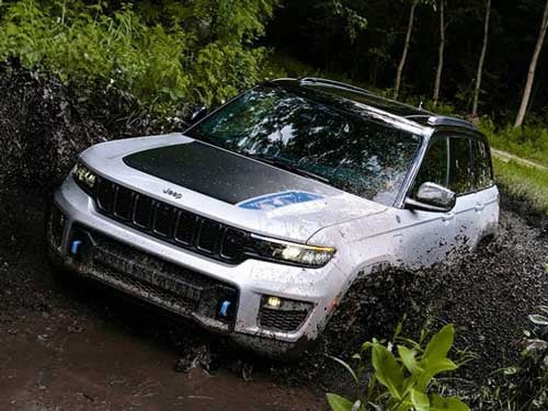 2024 Jeep Grand Cherokee off-roading