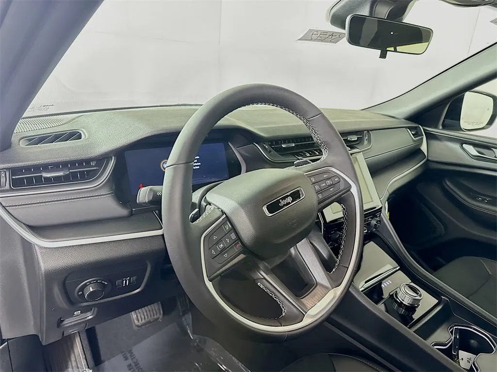 2025 Jeep Grand Cherokee dash