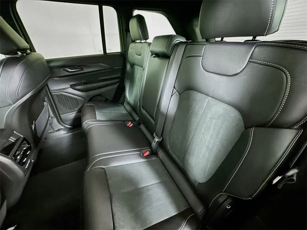 2025 Jeep Grand Cherokee seats